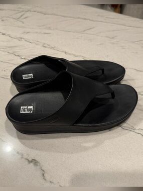 FitFlop Black Leather Thong Sandals US 10 Microwobbleboard Platform FB1-080